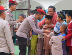 Tak Hanya Tangani Kasus! Satreskrim Polres SBD Turun ke Jalan, Bagi 100 Takjil di Depan Masjid Al-Falah
