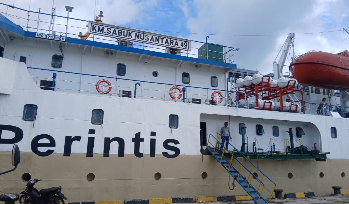 KM Sabuk Nusantara 49 saat sandar di Pelabuhan Waikelo, Sumba Barat Daya. (Tenaers/Yanto Tena)