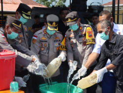 Tak Main-Main! 11.200 Liter Miras Ilegal Dimusnahkan Demi Kamtibmas di Sumba Barat