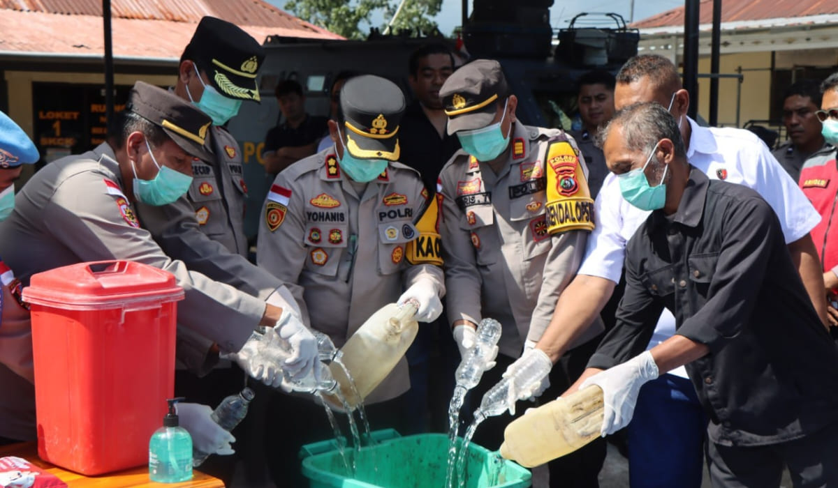 Tak Main-Main! 11.200 Liter Miras Ilegal Dimusnahkan Demi Kamtibmas di Sumba Barat