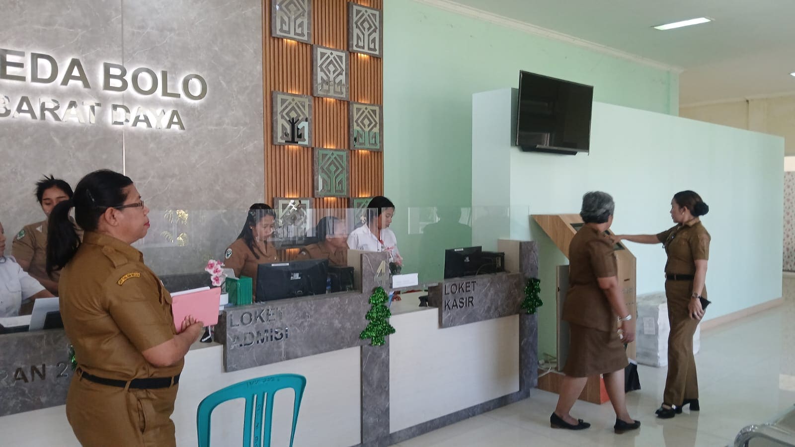 Bupati Ratu Wulla berkantor di RSUD Reda Bolo. (Tenaers/Maksi Tena)