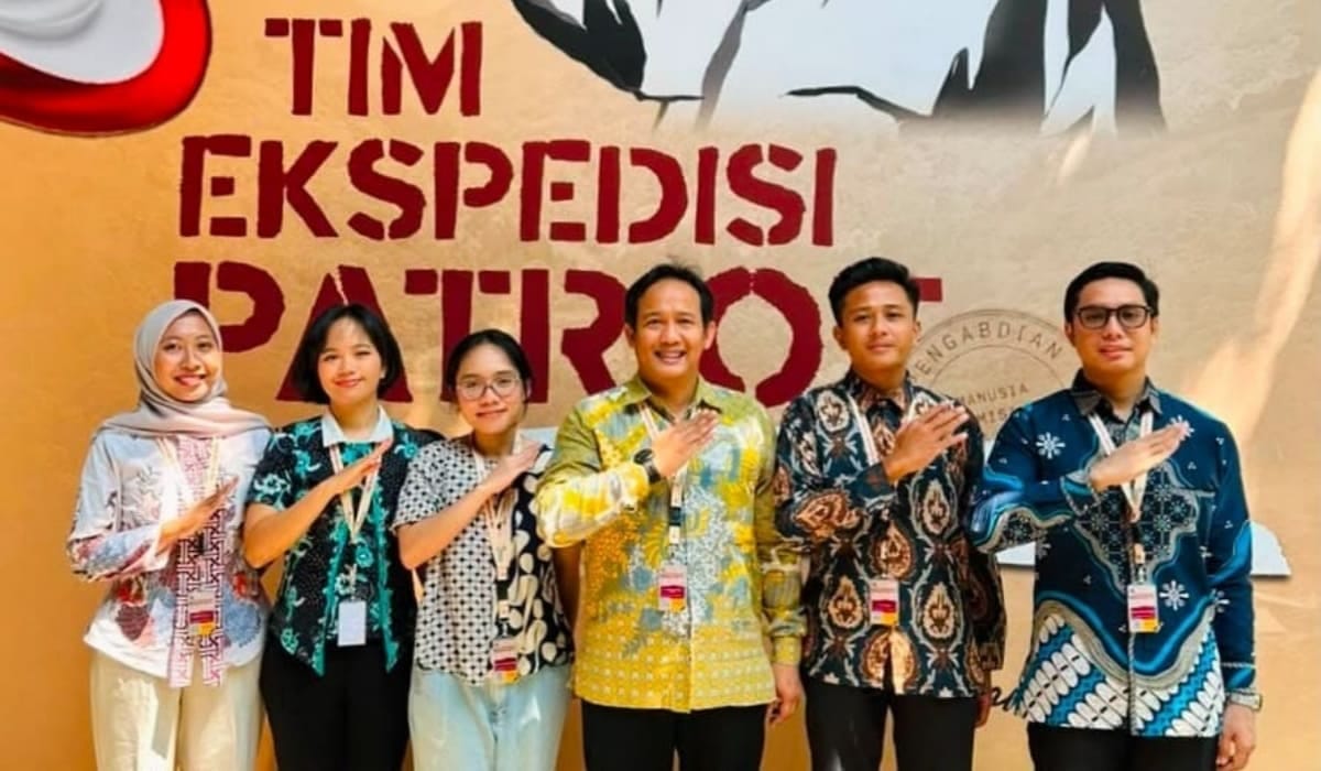 Tim Ekspedisi Patriot UI untuk Hilirisasi Produk (kiri-kanan): Salsabila Erlindita, S.Hum., Edelleit Rose, M.Hum., Bella Rose Simangunsong, S.Si., Assoc. Prof. Dr. Hendra Kaprisma, Maulana Rizqi, S.E., dan Yusril Ikhtiar M., S.Hub.Int.(Tenaers/Beny Diktus)